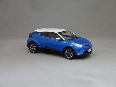 1/30 トヨタ C-HR （ホワイト×ブルーメタリック） - ミニカー