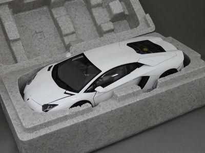 限定販売】 1/18 オートアート ランボルギーニ LP700 ミニカー