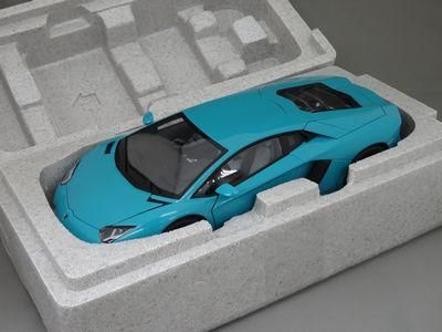 限定販売】 1/18 オートアート ランボルギーニ LP700 ミニカー