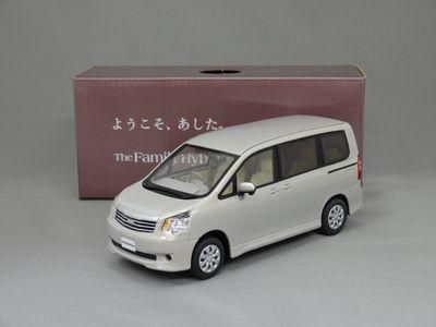 1/30 トヨタ ノア （シルキーゴールド） - ミニカーショップ グリーン 