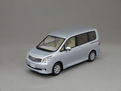 1/30 トヨタ ノア （シルバー） - ミニカーショップ グリーンクラブ