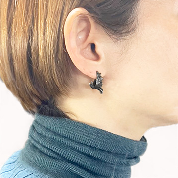 【匿名配送】DECOvienya デコヴィーニャ ピアス スズメ 植物 DECOvienya（デコヴィーニャ） 手作りアクセサリー スズメとつる