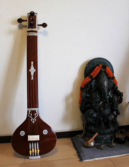 インド民族楽器 フラットタイプ・タンブーラ 小型版 - VEDA CENTER