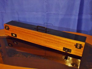 マホガニーのツキ板シートで木製化したスピーカー