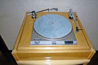 ツキ板 シート「セン板目」を使って製作されたレコードプレーヤー