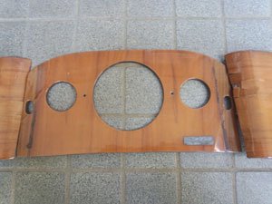 ツキ板シートを使用した補修前のウッドパネル