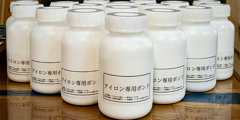 ツキ板シート専用ボンドは簡単に扱える推奨接着剤をご紹介。簡単に貼り付けるには必要です。