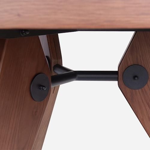 Vitra（ヴィトラ）Guéridon（ゲリドン）テーブル ナチュラル ソリッド オーク Φ1050｜Jean Prouve | THE CONRAN  SHOP(コンランショップ) | The Conran Shop