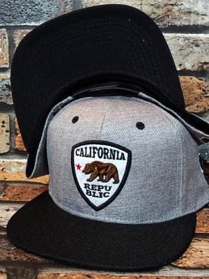 CALIFORNIA カリフォルニア BEAR スナップバック キャップ カラー：グレー×ブラック