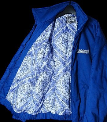 kustomstyle カスタムスタイル スタンドカラー ジャケット (KSHWJ2307BL) fuckin’ script stand collar jacket カラー：ブルー