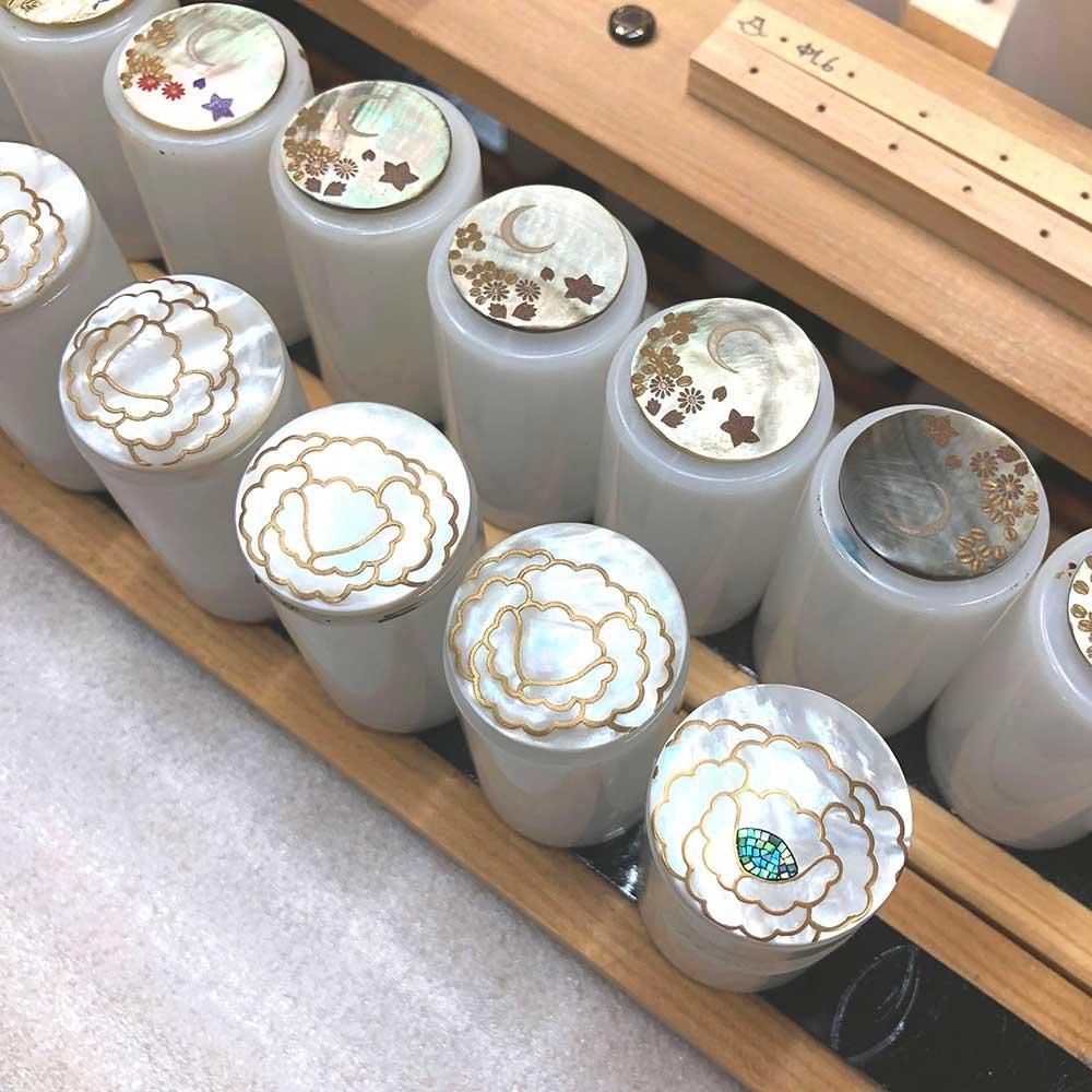 牡丹蒔絵 白蝶貝ブローチ （30mm丸） - うるしアートはりや通販
