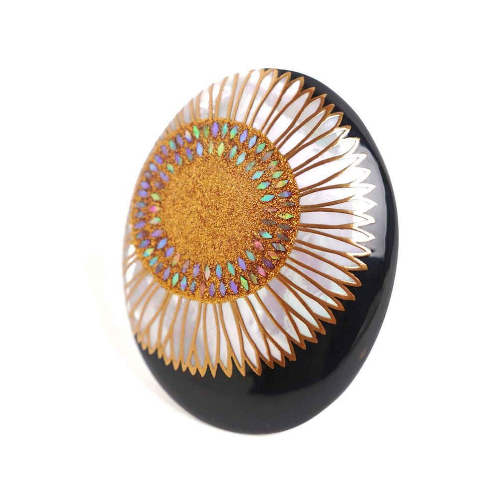 予約販売】向日葵蒔絵 白蝶貝ブローチ（40mm×30mm） - うるしアートは