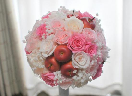 プリザーブドフラワー｜白×ピンクバラと赤りんご ラウンドブーケ
