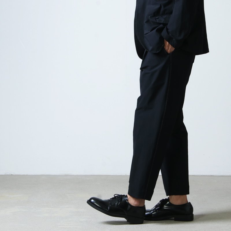 and wander (アンドワンダー) plain tapered stretch pants / プレーン 