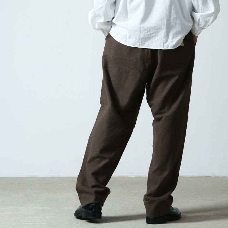 YAECA (ヤエカ) CHINO CLOTH PANTS TUCK TAPERED kusaki brown