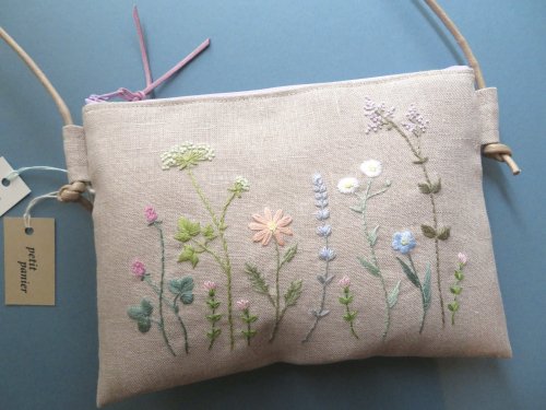 手刺繍ブローチ