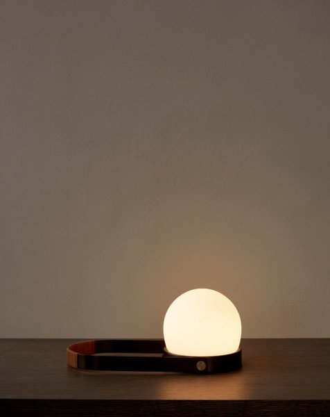 MenuۡCarrie LED table lamp, bronzed brass - leatherץơ֥ ֥󥺥ɥ֥饹-쥶(135H245mm)