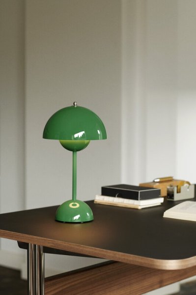 &Tradition̲ǥFlowerpot VP9 portable table lamp, signal greenץơ֥饤(160H295mm)