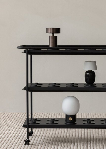 Menu】北欧デザイン照明「Torso Portable table lamp, black」テーブル