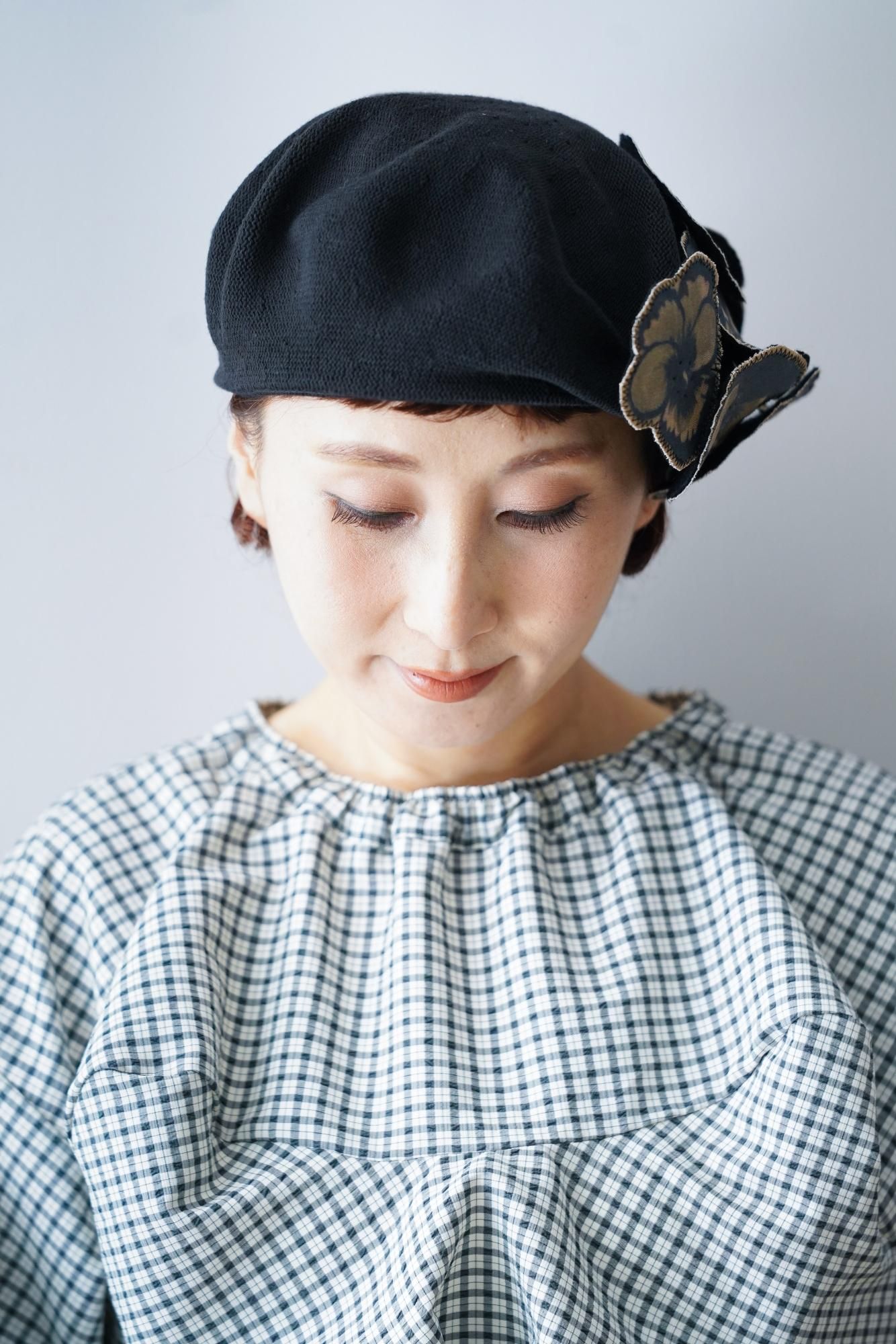 バラ色の帽子 Flower ｍotif beret(Navy)- mofmof clothes&accessories