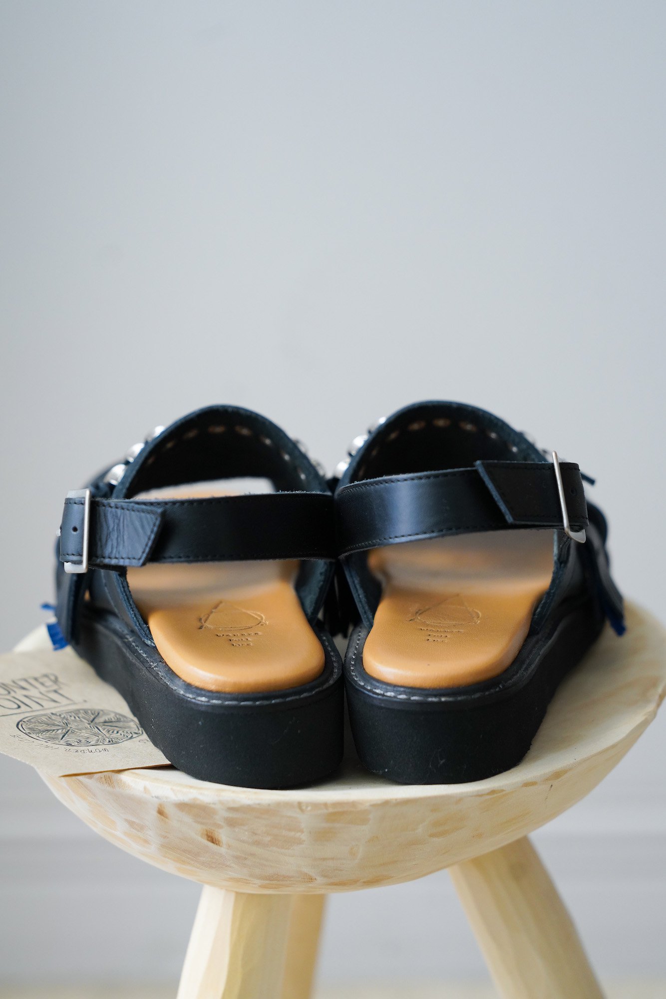 WONDER FULL LIFE KUBA Uucle holder sandal（Black）｜ mofmof