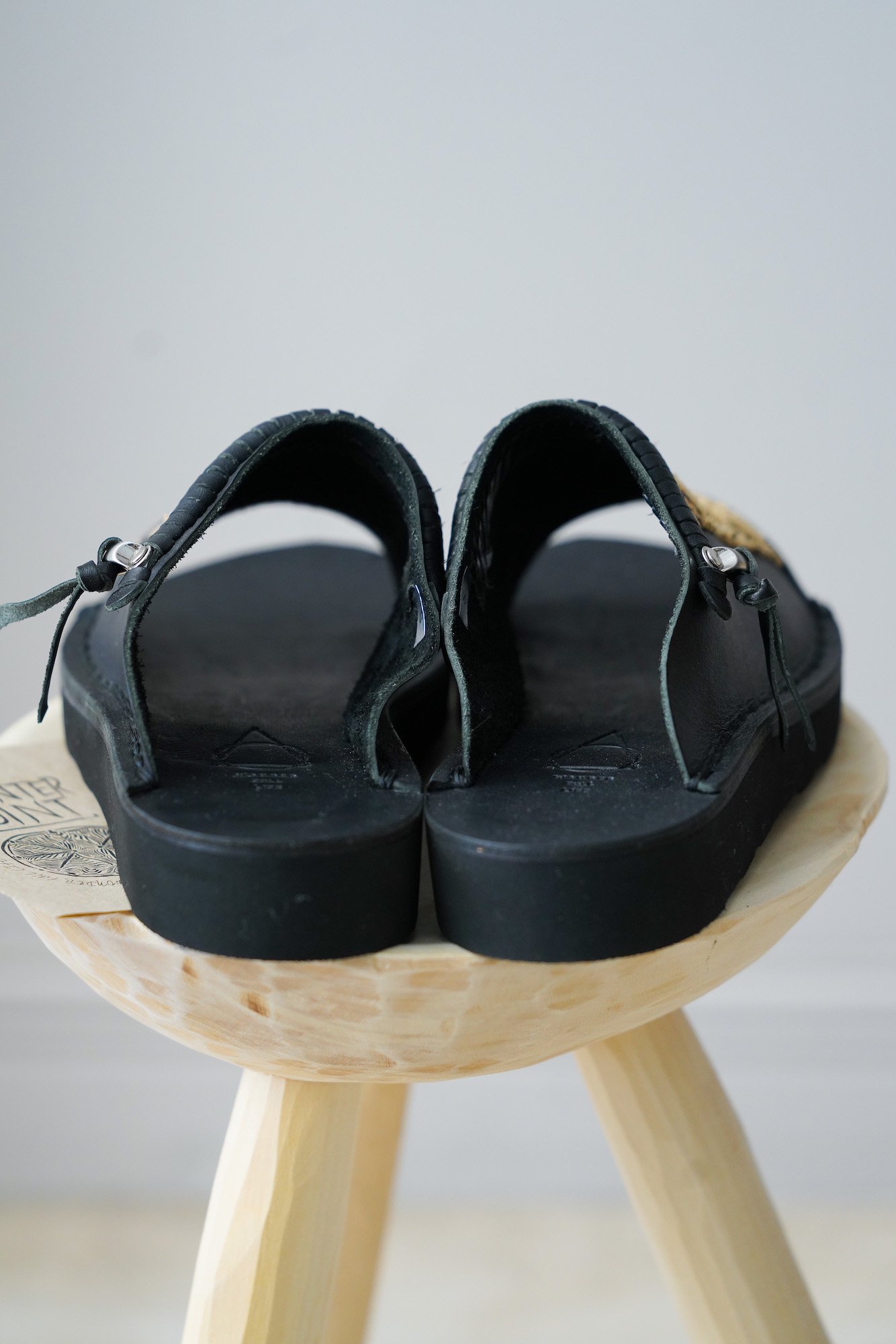 WONDER FULL LIFE KUBA Uucle holder sandal（Black）｜ mofmof