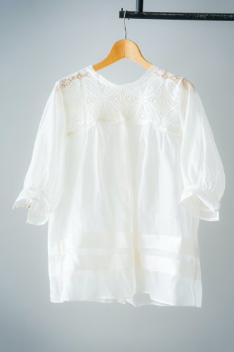 Rijoui Back Button blouse（Off white23）