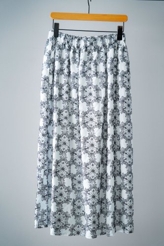 LILOU+LILY embroidery Skirt  (Off-white×Black)
