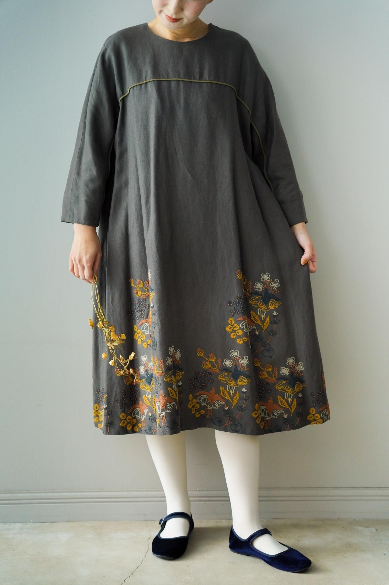 ムーク フクシア刺繍ワンピース チャコールグレー Mofmof オンラインショップ 福岡県北九州市小倉北区 ムーク フクシア刺繍ワンピース チャコールグレー Mofmof オンラインショップ 福岡県北九州市小倉北区