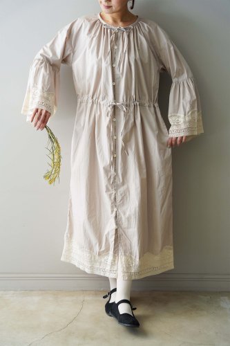 UNIVERSAL TISSU Italian filet lace gather sleeve dress（Pale beige）