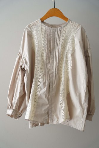 UNIVERSAL TISSU Italian filet lace blouse（Pale beige）