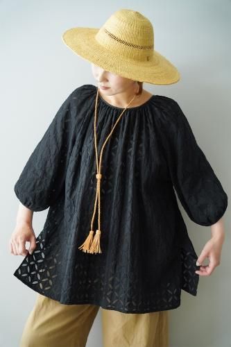 saleHeriter Reverse applique Pullover blouse (Black)-10OFF