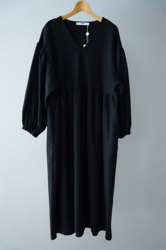 UNIVERSAL TISSU Compressed Wool Smooth Volume Sleeve Dress（Black）