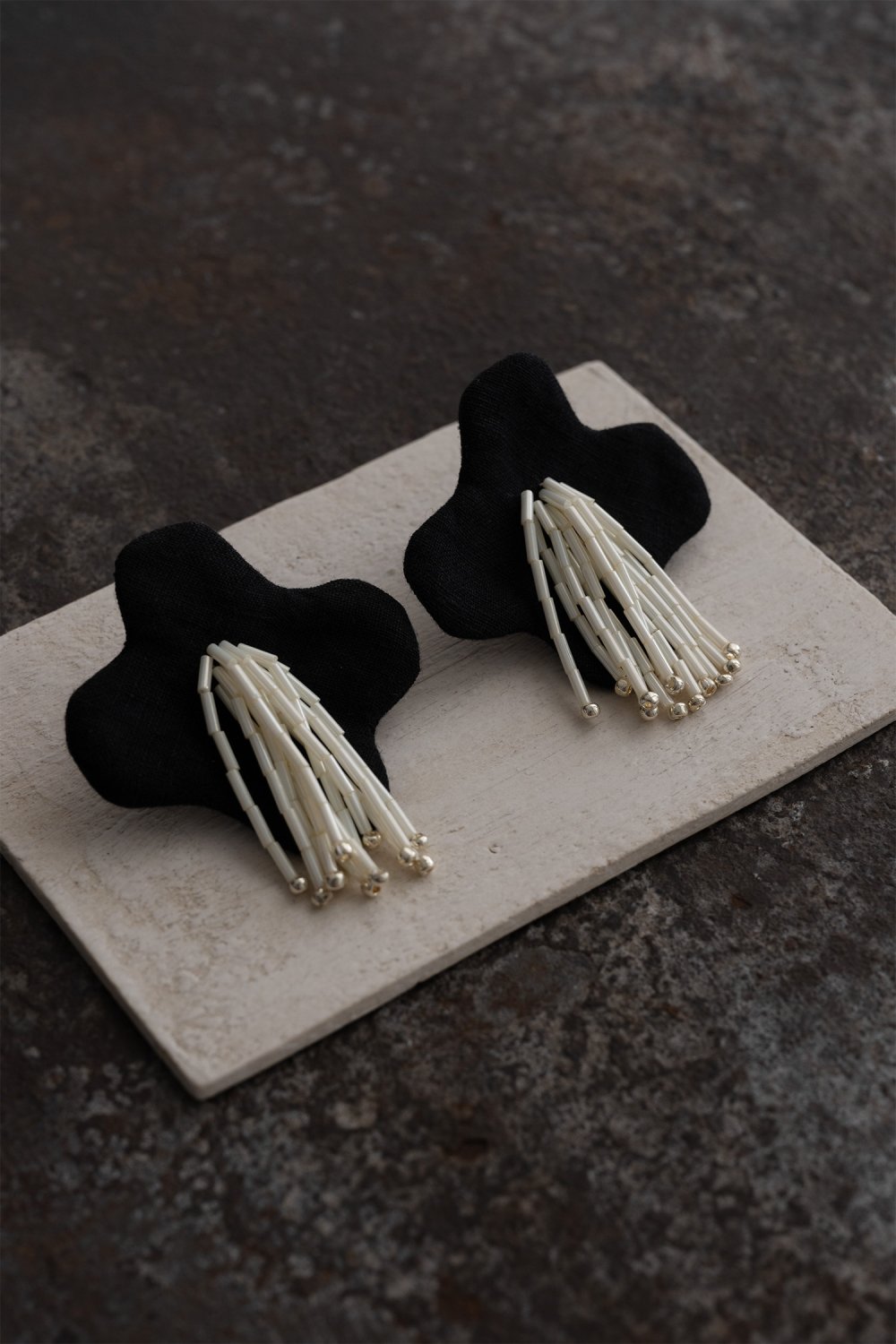 mudoca  Motif Beads Earring ( Black )