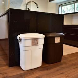 トラッシュカン30L 日本製 ダストボックス 厚い 樹脂 頑丈 紫外線 強い 耐久 屋内 屋外 丈夫 ゴミ箱 ダウン ロック フタ