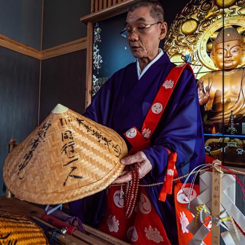 枯れ板 松の 古材 敷板 徳利と盃をのせて独酌の盆に 古道具 No.2 オブジェ 枯れ板 松の 古材 敷板 徳利と盃をのせて独酌の盆に 古道具 No.2