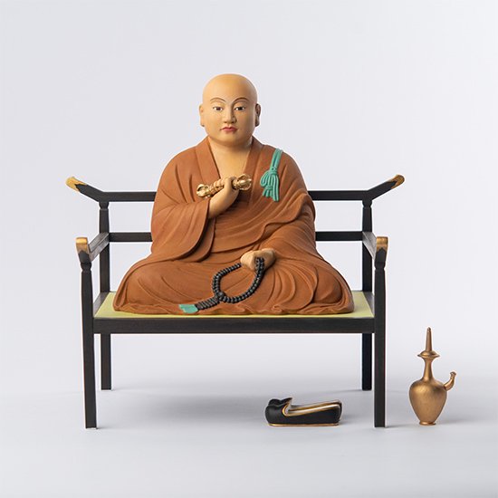 年代物／陶器製・弘法大師座像。台座は木製です。【昭和初期の物　埃、傷有ります】1199