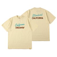 <img class='new_mark_img1' src='https://img.shop-pro.jp/img/new/icons50.gif' style='border:none;display:inline;margin:0px;padding:0px;width:auto;' />【STANDARD CALIFORNIA】SD CALIFORNIA DREAMIN’ T　BEIGE　Tシャツ　スタンダードカリフォルニア