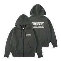 <img class='new_mark_img1' src='https://img.shop-pro.jp/img/new/icons14.gif' style='border:none;display:inline;margin:0px;padding:0px;width:auto;' />STANDARD CALIFORNIACHAMPION FOR SD EXCLUSIVE ZIP HOOD SWEATCHARCOALɥե˥