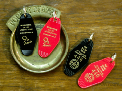 THE SHOWroom 9th Anniv Motel key tag.<img class='new_mark_img2' src='https://img.shop-pro.jp/img/new/icons47.gif' style='border:none;display:inline;margin:0px;padding:0px;width:auto;' />