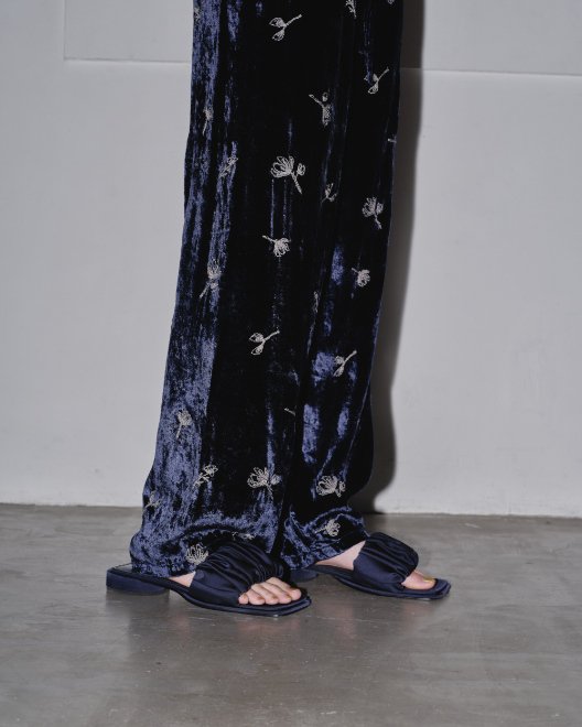 TODAYFUL (トゥデイフル）Embroidery Velour Pants★ 24秋冬予約【12420703】パンツ 入荷予定 : 8月下旬～  - 通販セレクトショップ HeartySelect | TODAYFUL.SNIDEL.CELFORD.COCODEAL等正規取扱　大阪枚方くずは