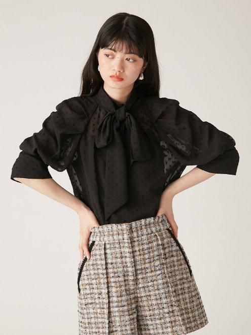 LILY BROWN（リリーブラウン）の「クラシカルボウタイブラウス