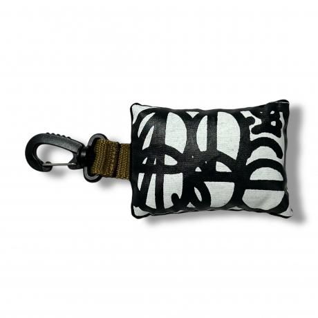 BNZ / CUSHION KEYHOLDER [BROWN X BLACK]