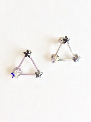 <img class='new_mark_img1' src='https://img.shop-pro.jp/img/new/icons1.gif' style='border:none;display:inline;margin:0px;padding:0px;width:auto;' />cosmo triangle pieices (earrings) silver