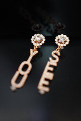 alphabet see you pierces (earrings) gold