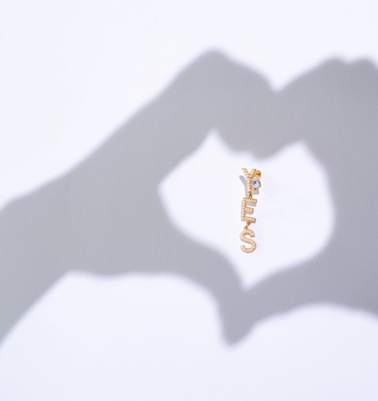 alphabet yes pierce (earring) gold single