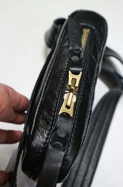 クッシュマン レザーショルダー バッグ スモール - TRAVIS クッシュマン レザーショルダー バッグ スモール - TRAVIS
