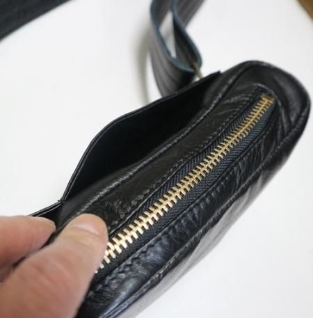 クッシュマン レザーショルダー バッグ スモール - TRAVIS クッシュマン レザーショルダー バッグ スモール - TRAVIS