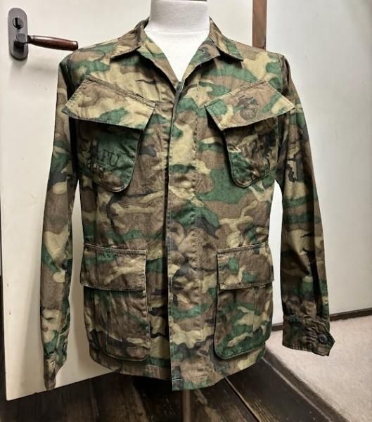 <img class='new_mark_img1' src='https://img.shop-pro.jp/img/new/icons15.gif' style='border:none;display:inline;margin:0px;padding:0px;width:auto;' />COLIMBO  SOUTHERNMOST BUSH JACKET CAMO