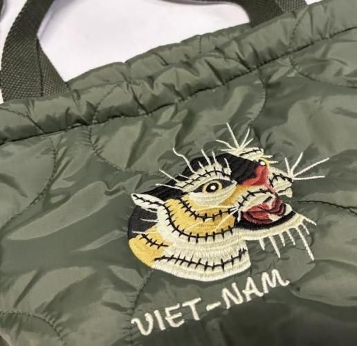 フェロ－ズ 両面刺繍 スーベニアバッグ - TRAVIS